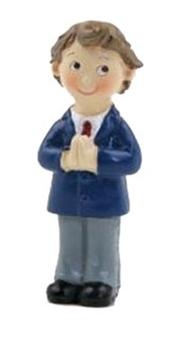 Figurinha decorativa de menino com fatos azul e cinza e mãos juntas