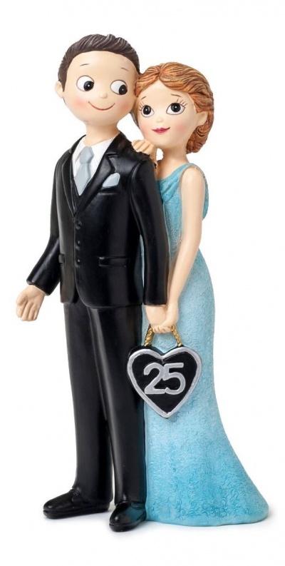 Figuras decorativas de casal vestido formal segurando placa com número 25.