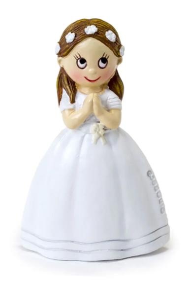 Figura decorativa de criança em vestido branco com flores no cabelo e mãos em oração