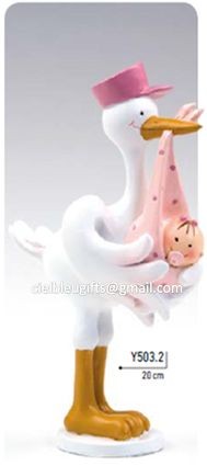 Figura decorativa de cegonha branca com bebé envolto em manta rosa