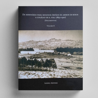 Capa de livro com texto branco e fotografia antiga a preto e branco