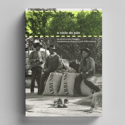 Capa de livro com fotografia a preto e branco e texto sobre o ciclo do pão.