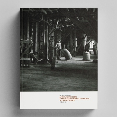 Capa de livro com imagem a preto e branco de interior industrial e texto informativo