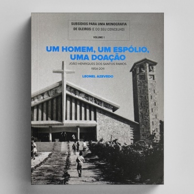 Capa de livro com fotografia a preto e branco de igreja e texto em azul e preto