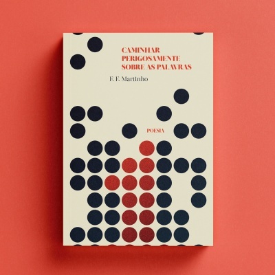 Capa de livro com padrão de círculos pretos e vermelhos e título em vermelho sobre fundo laranja