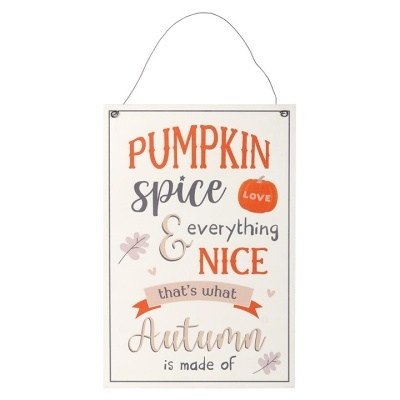 Placa decorativa branca com texto colorido escrito sobre Outono e 'Pumpkin spice'