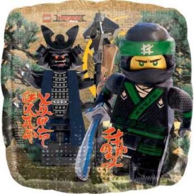 Duas figuras LEGO NINJAGO ninjas com armaduras e armas, fundo natural com árvores e pedras