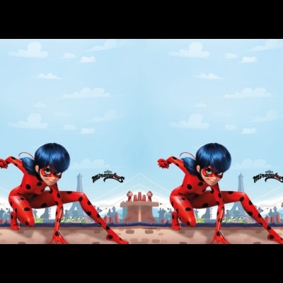 Ladybug em fato vermelho de pontos pretos em pose de agachamento com fundo urbano e céu azul