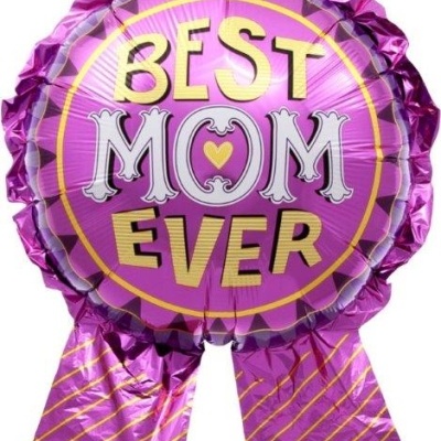 Balão metálico cor-de-rosa em formato de roseta com texto 'BEST MOM EVER' e fitilhos com riscas douradas