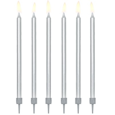 Seis velas prateadas finas acesas com suporte em fundo branco