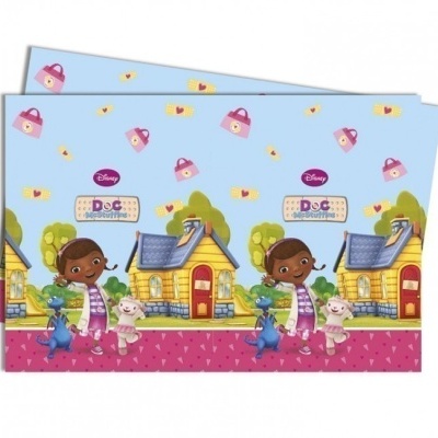 Toalha de mesa infantil com padrão da personagem Doutora Brinquedos e elementos coloridos