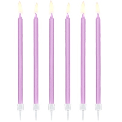 Seis velas finas lilases acesas com suporte branco