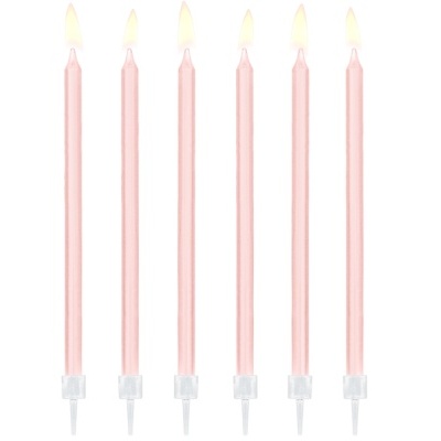 Seis velas finas cor-de-rosa acesas com suportes brancos