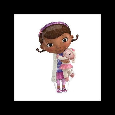 Boneca infantil animada vestindo bata branca e segurando peluche cor-de-rosa