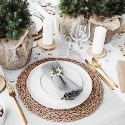 Mesa de jantar com decoração natural e Natal