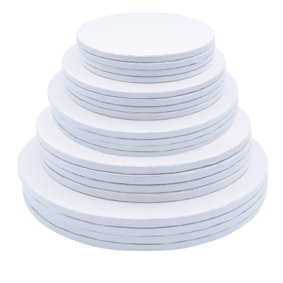 Placas circulares brancas empilhadas em tamanhos diferentes