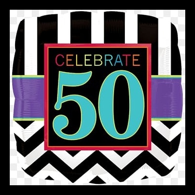 Prato de papel com padrão às riscas e texto Celebrate 50