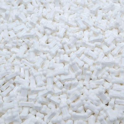 Pequenas peças plásticas brancas em forma de ossos