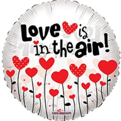 Balão de festa redondo branco com corações vermelhos e texto 'Love is in the air!' em preto e vermelho