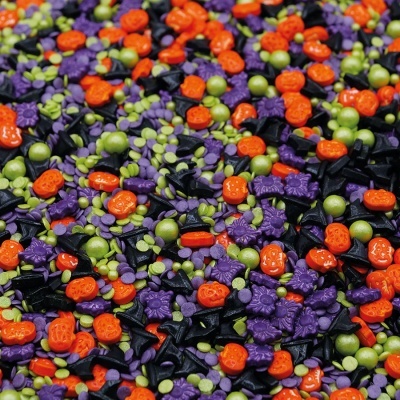 Confetes decorativos de Halloween com abóboras, chapéus de bruxa, flores e bolinhas coloridas