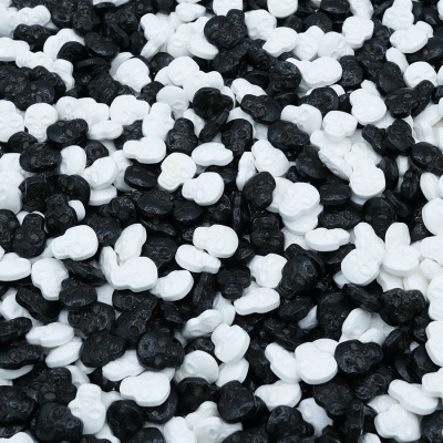 Doces em forma de caveira preto e branco