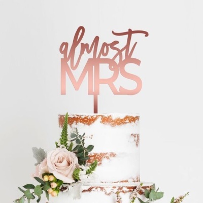 Bolo de casamento com topper 'almost MRS' e flores naturais