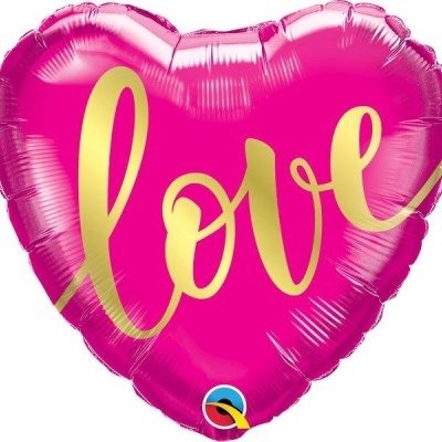 Balão em forma de coração rosa com a palavra 'love' em dourado