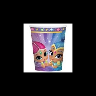 Copo descartável com duas personagens animadas e fundo roxo estrelado