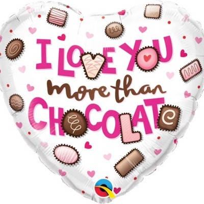 Balão coração branco com bombons de chocolate e texto I LOVE YOU more than CHOCOLATE