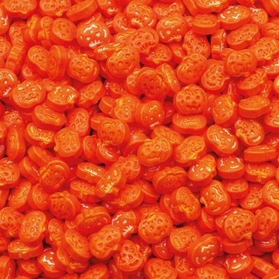 Doces em forma de abóboras alaranjadas com rostos esculpidos