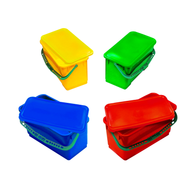 Quatro baldes plásticos coloridos com tampas e pegas, isolados em fundo branco.