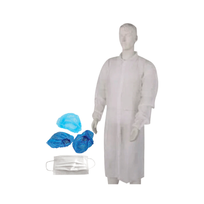 Equipamento de proteção individual branco com bata, toucas azuis e máscara branca