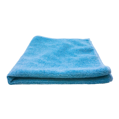 Toalha azul de microfibra dobrada sobre fundo branco