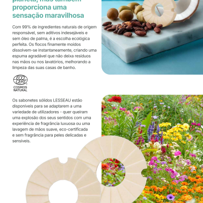 Sabonetes sólidos redondos cor bege com buraco no meio em fundo de flores e placa de mármore azul