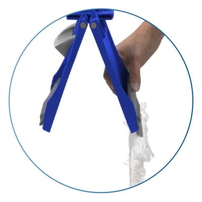 Ferramenta de limpeza azul e cinza com esfregão branco e mão a segurá-la