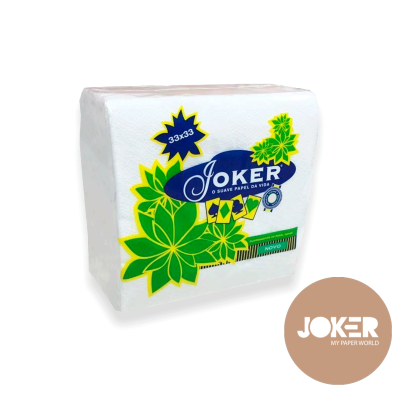 Pacote branco de papel de cozinha com estampas verdes e texto da marca Joker.