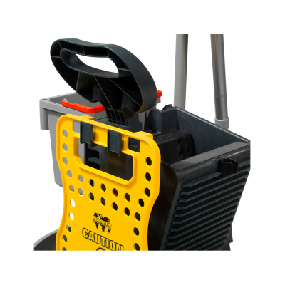 Carrinho de limpeza preto e cinzento com sinal amarelo de cautela