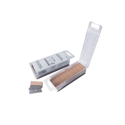 Lâminas para barbear em caixa plástica transparente ao lado da caixa de embalagem branca