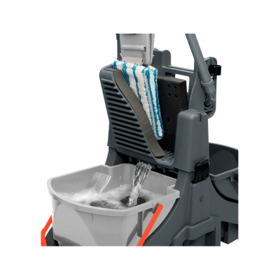 Máquina de limpeza profissional com esfregona branca e riscas azuis junto a reservatório de água