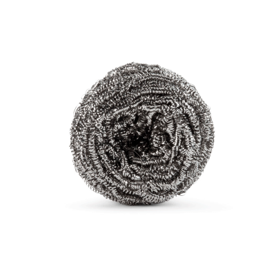 Esfregona de aço inoxidável prateada enrolada em bola sobre fundo branco