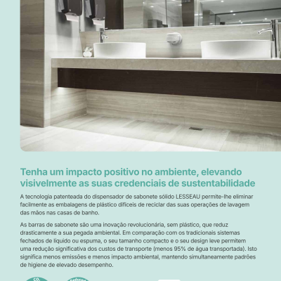 Casa de banho com lavatórios brancos e dispensadores pretos na parede