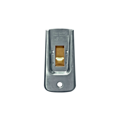 Produto metálico prateado com lâmina dourada e inscrições no topo