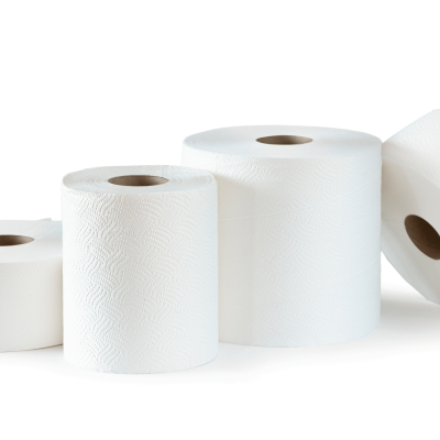 Quatro rolos de papel higiénico branco com texturas, dispostos em linha sobre fundo branco.