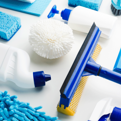 Acessórios de limpeza azuis e brancos sobre fundo claro