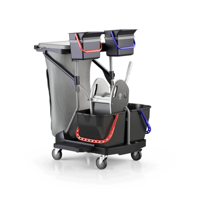 Carrinho de limpeza metálico com baldes vermelho e azul, saco cinza e espremedor branco