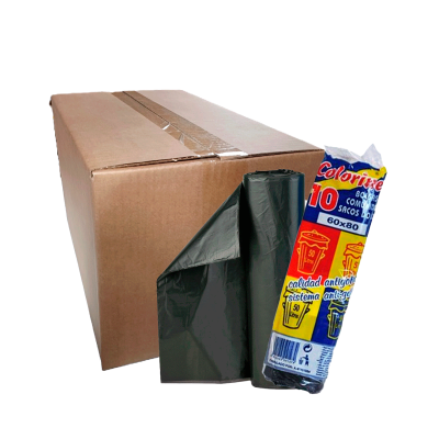 Rolo de sacos de lixo pretos em plástico com embalagem colorida junto a uma caixa de cartão castanha grande