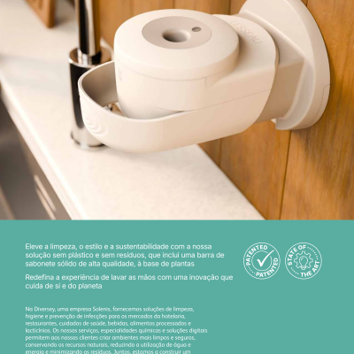 Dispensador de sabonete sólido branco montado na parede ao lado de torneira