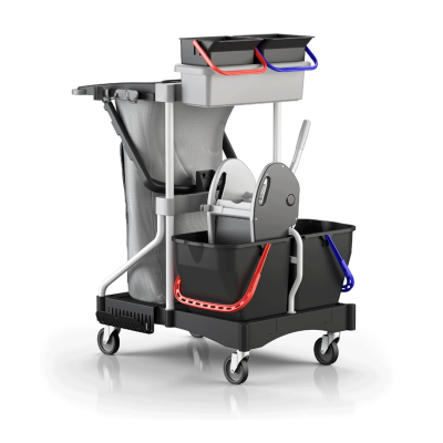 Carrinho de limpeza com baldes e saco para recolha em fundo branco