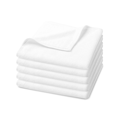 Seis toalhas brancas empilhadas com textura felpuda