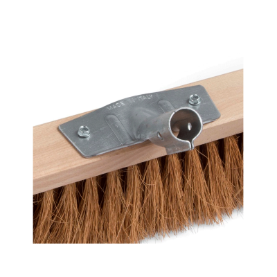 Vassoura com cerdas castanhas, suporte metálico e cabo de madeira